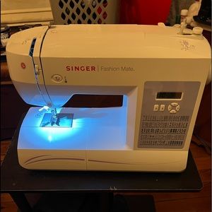 Singer Fashion Mate 5560 Computerized w/ $150 Accessory Bundle
